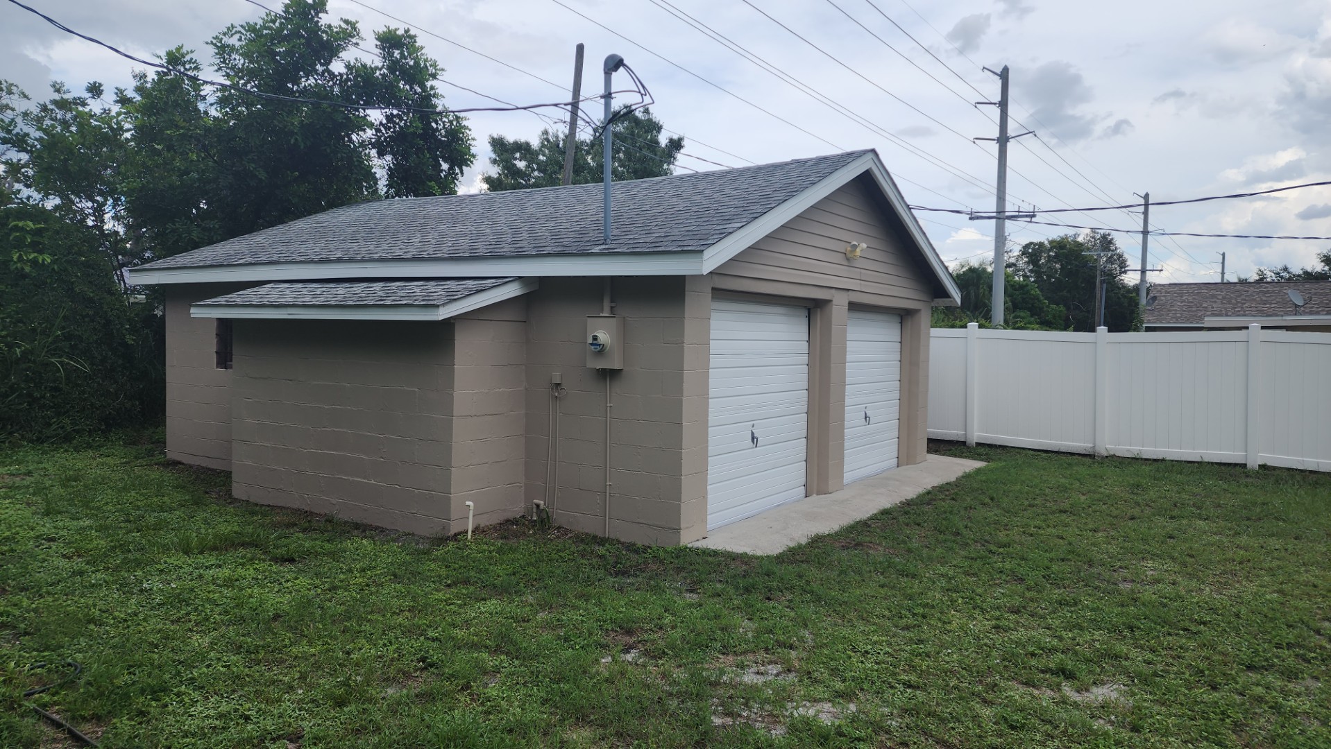260-detached garage - doors closed view 3